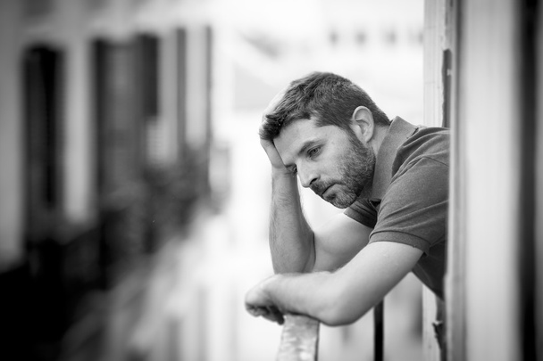  νεαρός άνδρας στο μπαλκόνι στην κατάθλιψη πάσχουν συναισθηματική κρίση - Φωτογραφία, εικόνα