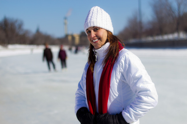 Портрет молодої жінки на ковзанах взимку
 - Фото, зображення