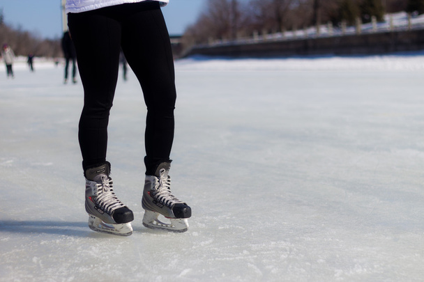 parę nóg z łyżwami na lodzie zimą - Zdjęcie, obraz
