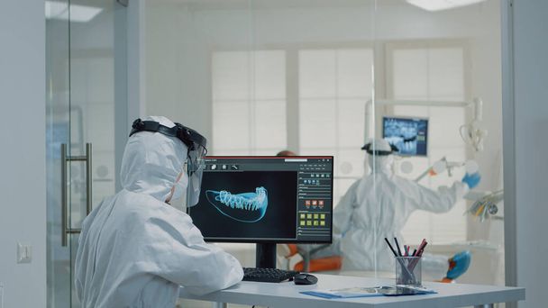 Ортодонты анализируют виртуальную анимацию зубов в клинике полости рта - Фото, изображение