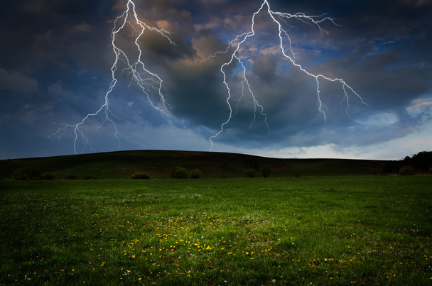 Fırtına yeşil çayır ışık ile - Fotoğraf, Görsel