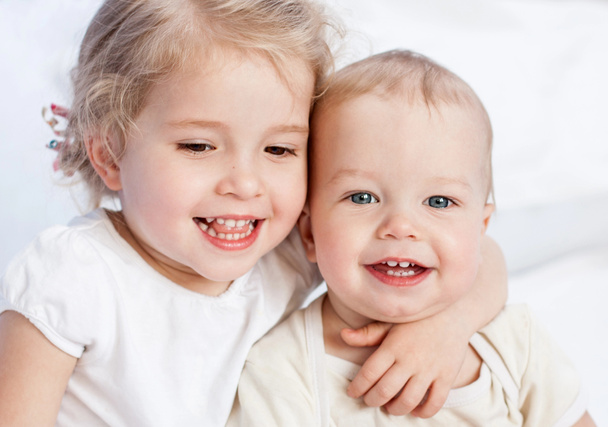 glückliche kleine Schwester umarmt ihren Bruder - Foto, Bild