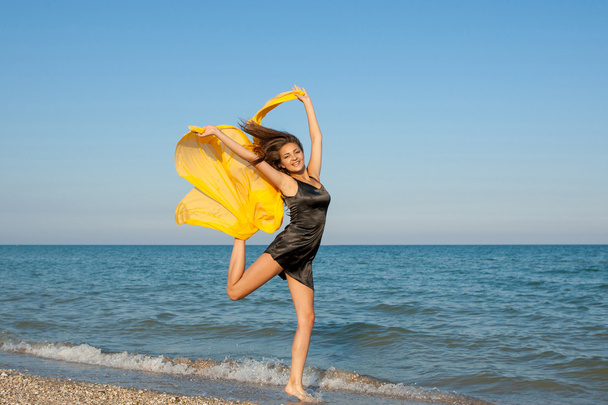 Молодая веселая девушка на море
 - Фото, изображение