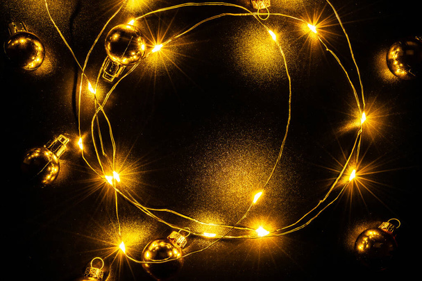 Luces de Navidad aisladas. Decoración de guirnalda de luz dorada, bulbo de oro aislado en negro para adornos de fiesta de Navidad fondo de decoración. Copiar espacio. Navidad vacaciones de invierno, Año Nuevo - Foto, imagen
