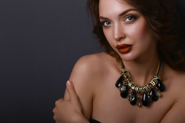 Portrait of young beautiful woman with jewelry - Foto, afbeelding
