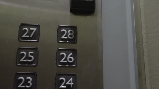 Düğmeye bas. Ofis binasının ya da otelin üst katındaki asansör düğmesine bas. Modern konut binasının asansör düğmesine basılıyor. Asansörde. Dezenfeksiyon asansörü. - Video, Çekim