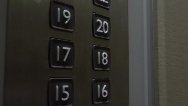 Nyomd meg a gombot. Kézzel nyomja meg a lift gombot az irodaház vagy a hotel legfelső emeletére. Lift gomb megnyomása a modern lakótelepen. A liftben. Fertőtlenítő emelő használata. - Felvétel, videó
