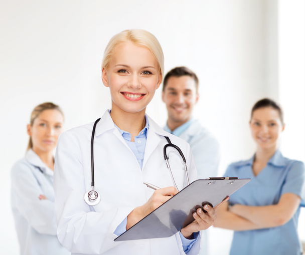 smiling female doctor with clipboard - Foto, Bild