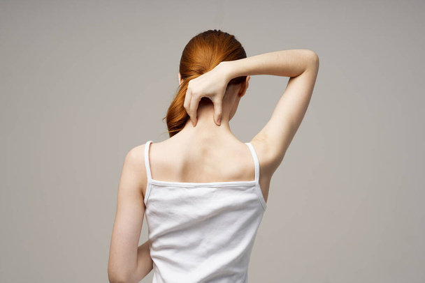 dolor de la mujer descontenta en el estudio de la artritis del cuello enfermedad crónica tratamiento - Foto, imagen