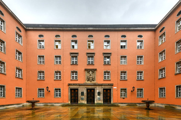 Bâtiment de l'administration fiscale bavaroise à Munich, Allemagne avec l'inscription Direction des finances de Munich. Le bâtiment a été construit de 1938 à 1941 sur ordre des nationaux-socialistes. - Photo, image