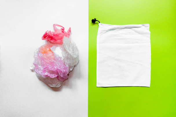 Σύγκριση πλαστικών σακουλών μιας χρήσης και επαναχρησιμοποιήσιμης υφασμάτινης σακούλας. - Φωτογραφία, εικόνα