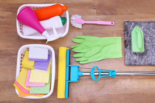 Coleta de produtos e ferramentas de limpeza
  - Foto, Imagem