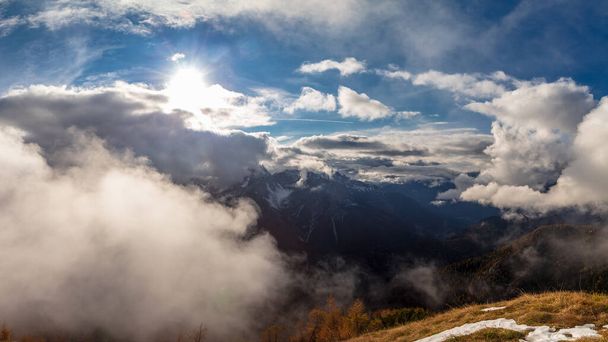 Październikowy trekking w górach Forni di Sopra, Friuli-Wenecja Julijska. - Zdjęcie, obraz