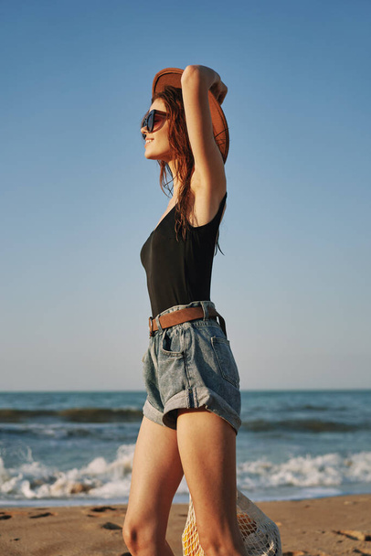 woman in trendy summer clothes by the ocean vacation sun - Foto, Bild