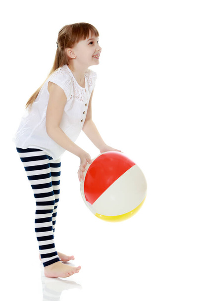 Little girl is playing with a ball - 写真・画像
