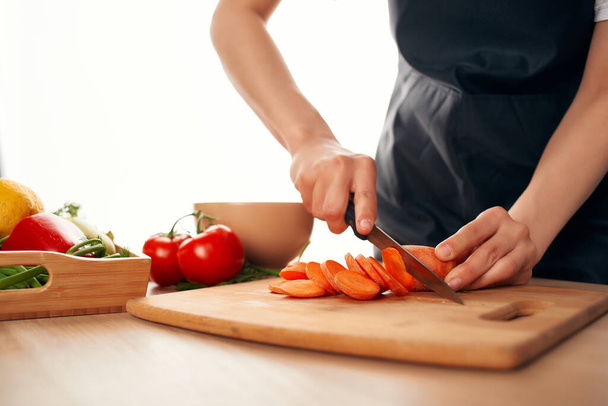 Kochen Salat Zugabe von Zutaten gesunde Lebensmittel Küche - Foto, Bild