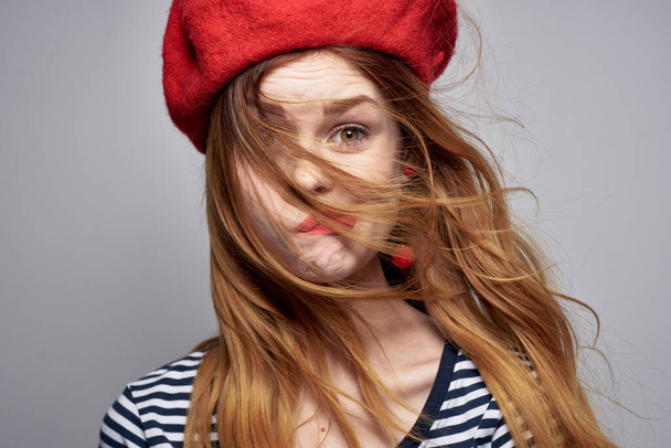 bonita mujer en una camiseta a rayas labios rojos gesto con sus manos estilo de vida - Foto, imagen