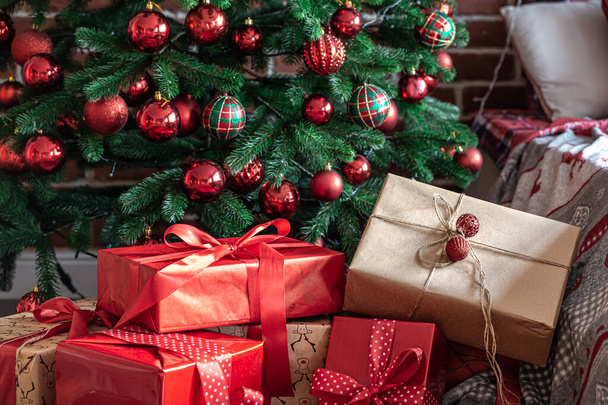 Close-up de caixas de presente vermelhas perto da árvore de Natal. - Foto, Imagem