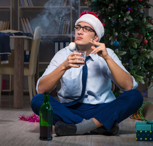 Üzletember ünnepli a karácsonyt otthon egyedül - Fotó, kép