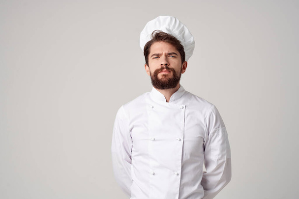 бородатий чоловік працює уніформа професія кухонні речі ізольований фон
 - Фото, зображення