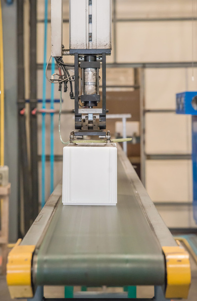 industriële robot in kunststof fabriek te werken - Foto, afbeelding