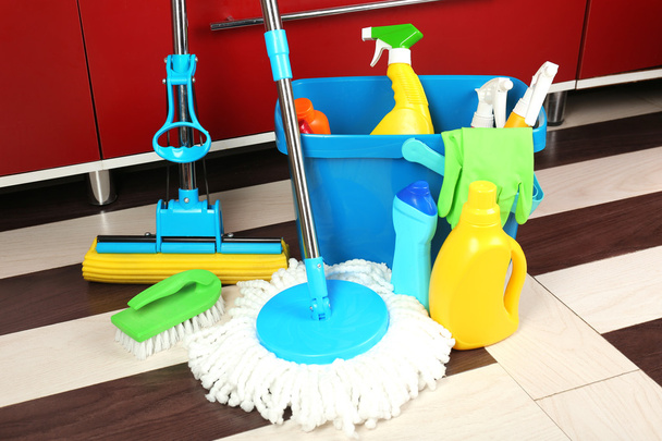 Diversi strumenti per la pulizia
 - Foto, immagini