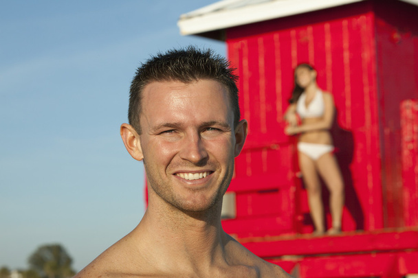 Komea hymyilevä mies rannalla
 - Valokuva, kuva