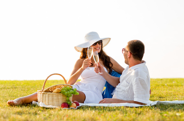 smiling couple drinking champagne on picnic - Фото, зображення