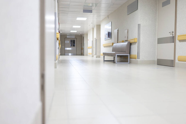 Couloir vide d'un grand bâtiment, réception de l'hôpital - Photo, image