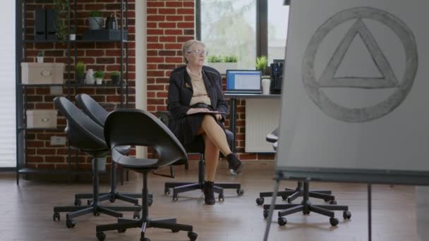 Női pszichiáter várja az embereket, hogy részt vegyenek egy csoportterápián - Felvétel, videó