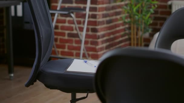 Zamknij krzesła w kręgu używane do spotkania grupy aa z ludźmi i terapeutą - Materiał filmowy, wideo