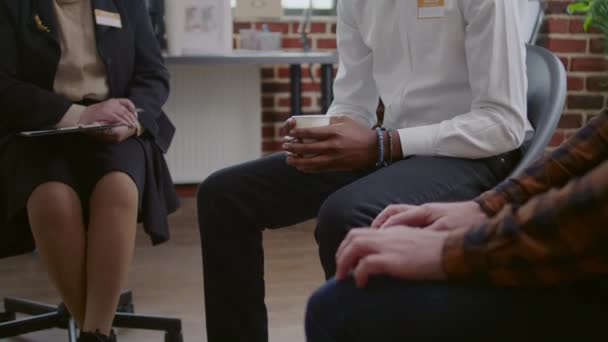 Gros plan d'afro-américain tenant un café dans des mains tremblantes lors d'une séance de thérapie aa - Séquence, vidéo