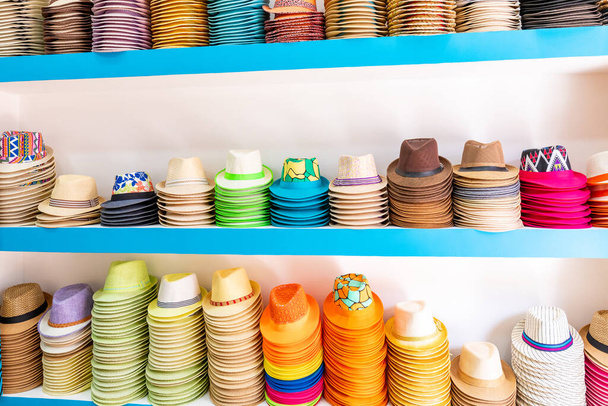Chapéus Panamá artesanais no tradicional mercado exterior. Lembrança popular da América Central
. - Foto, Imagem