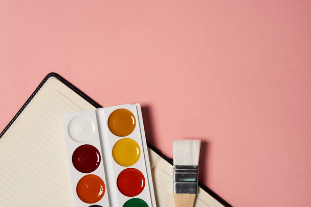acrylic paints Craft art design school items pink background - Foto, Bild