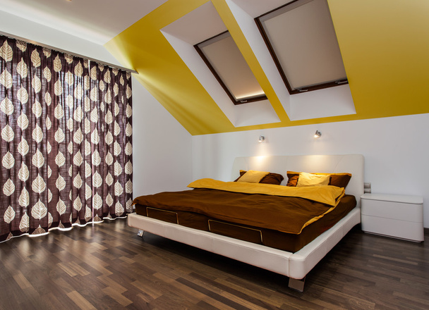 Big bed in modern bedroom - Φωτογραφία, εικόνα