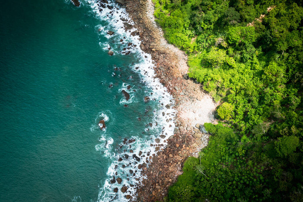 パナマだ。熱帯島航空の景色。野生の海岸線緑豊かなエキゾチックな緑のジャングル。バスティメントス島,ボカス・デル・トロ,中米,パナマ. - 写真・画像