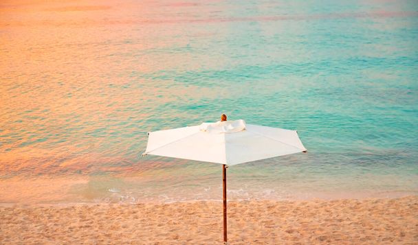 Paradise sandy beach on the Caribbean Sea with sun lounger and parasol - Foto, Bild