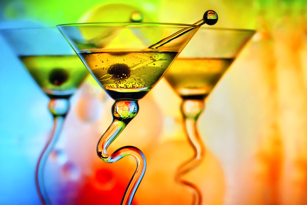 martini gözlük renkli arka plan önünde - Fotoğraf, Görsel