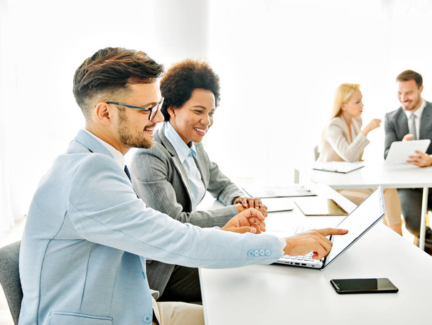 jovens empresários reunião escritório trabalho em equipe preto empresária discussão corporativa laptop empresário - Foto, Imagem