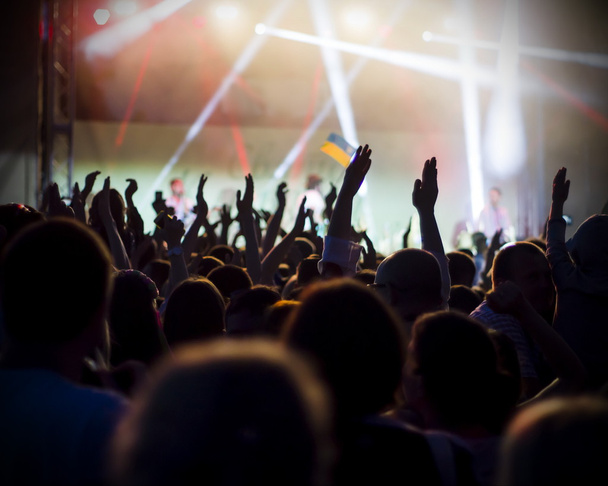Фото молодих людей, які розважаються на рок-концерті, активний спосіб життя
 - Фото, зображення