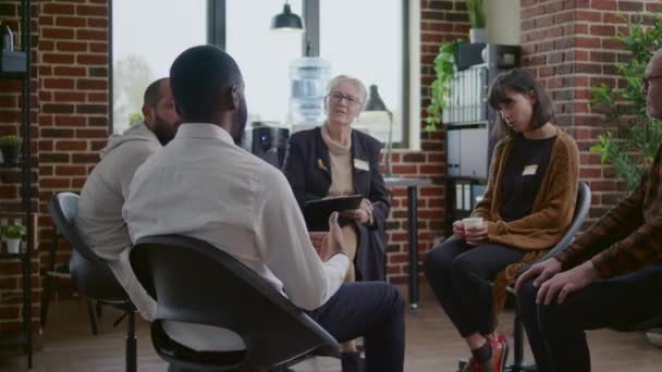 Africký Američan mluví s poradcem o závislosti na aa terapeutické setkání - Záběry, video