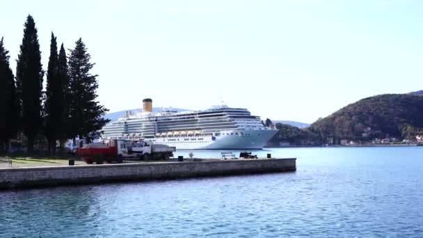 Luxe cruiseschip vaart de zee langs de heuvelachtige kust - Video