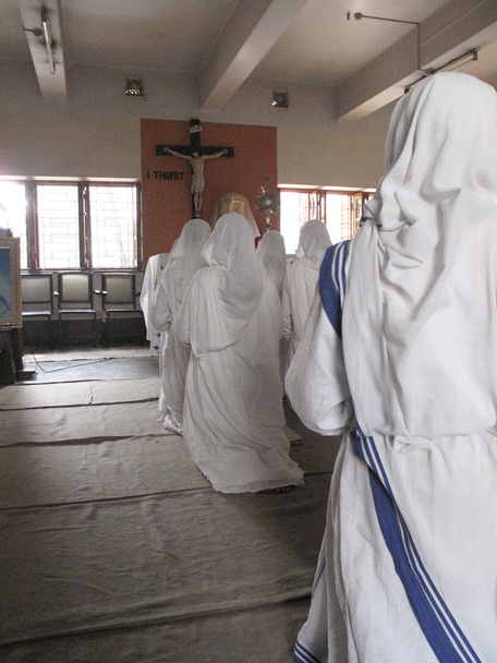 インド、コルカタ、母の家の礼拝堂での祈りの慈善のマザー ・ テレサの宣教師姉妹 - 写真・画像