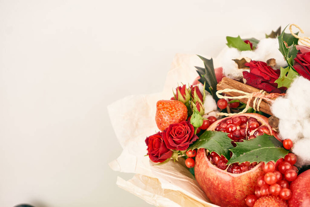bouquet with red fruits cinnamon decoration gift organic - Foto, immagini