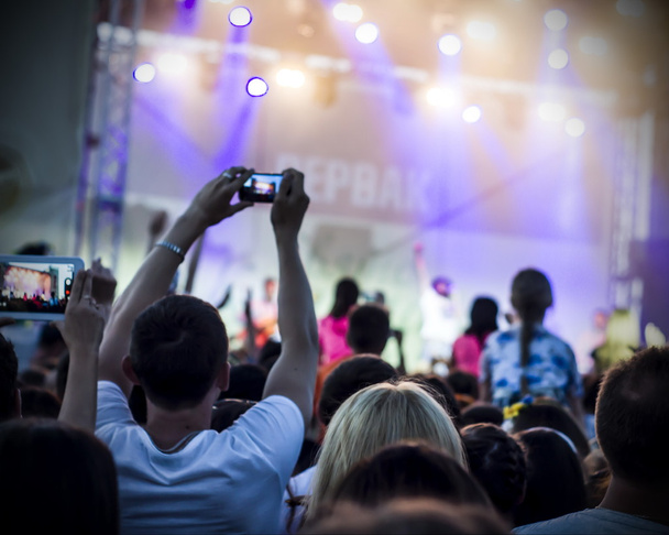 Фото молодых людей, веселящихся на рок-концерте, активного образа жизни
, - Фото, изображение