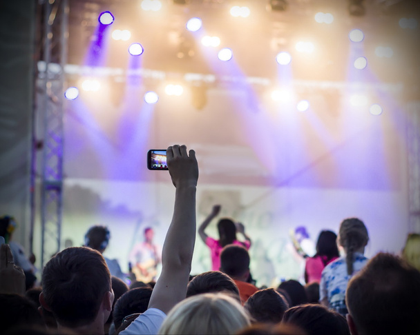 Foto de jovens se divertindo no concerto de rock, estilo de vida ativo
, - Foto, Imagem