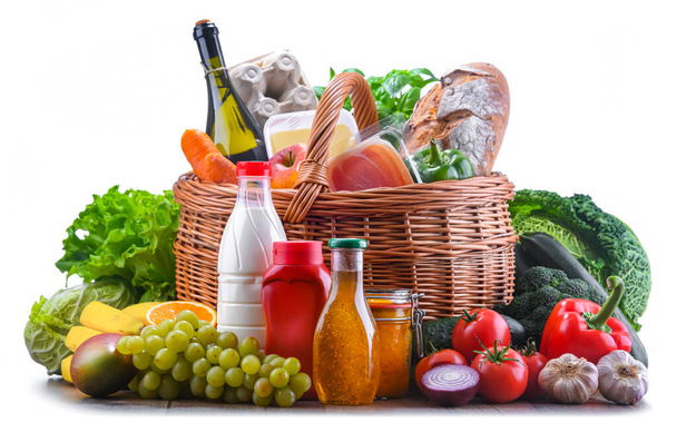 Плетений кошик з різноманітними продуктами, включаючи свіжі овочі та фрукти
 - Фото, зображення