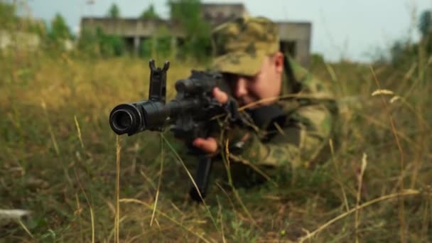 sotilas makaa maassa tähdätä sitä hyökkää ja valmistautua väijytys ammunta - Materiaali, video