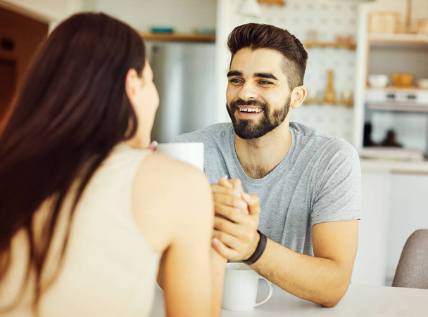 mujer hombre pareja hablando amor joven chica estilo de vida novio juntos sonriendo feliz novia romance café - Foto, imagen