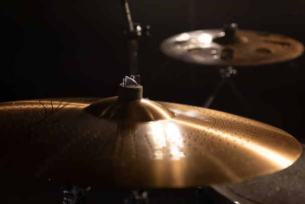A close-up shot of metallic shiny drum loops. - Foto, afbeelding